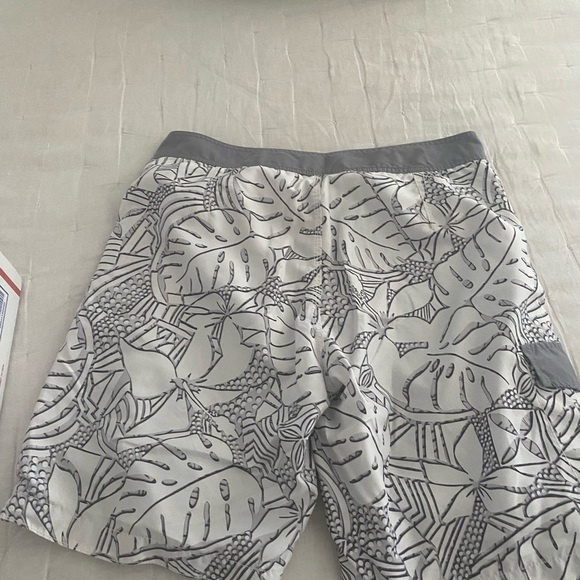 Old Navy Men's Gray Patterned Board Shorts - Picture 4 of 4